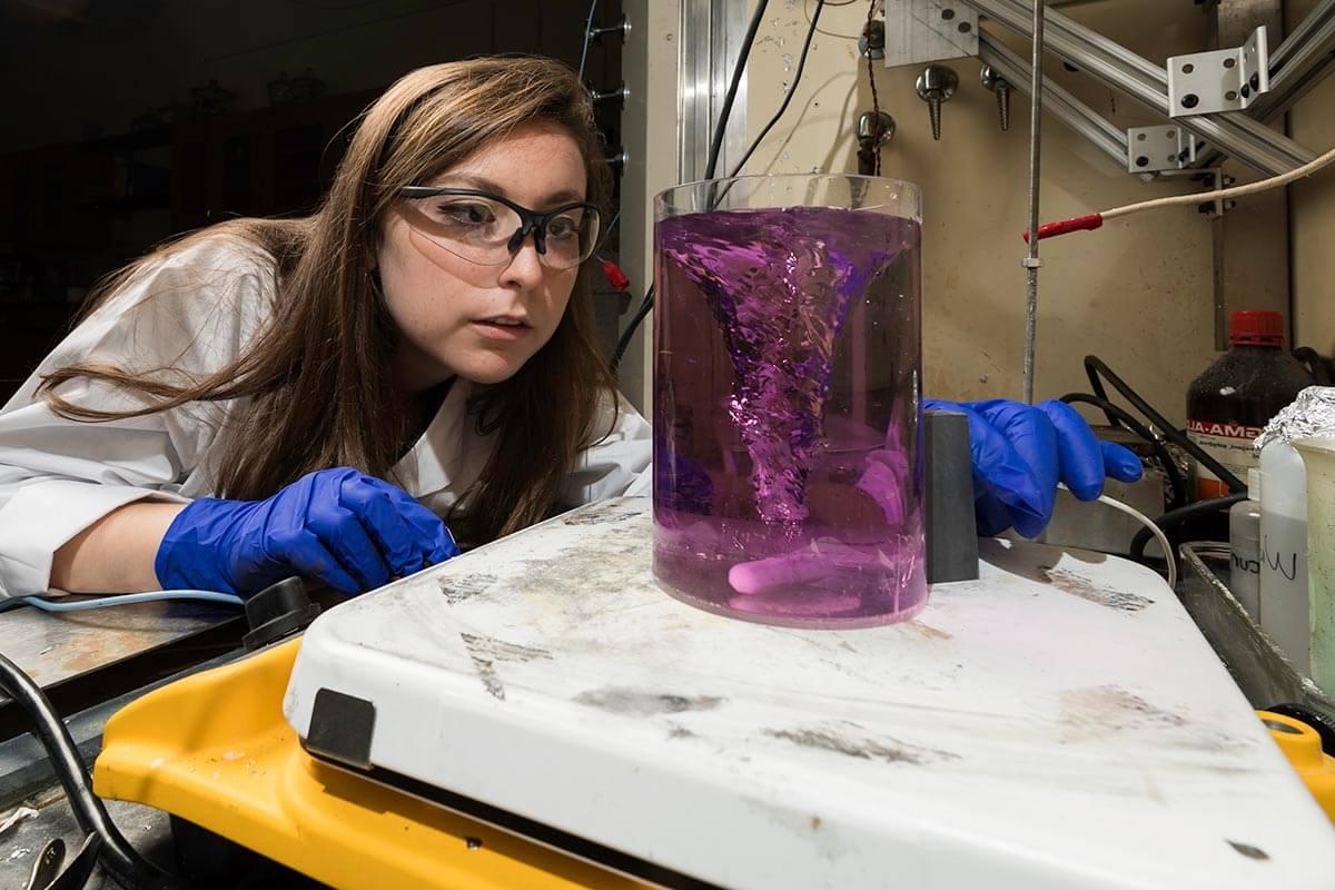 在罗彻斯特大学的实验室里，学生十大赌博正规老平台人员正在观察装有紫色液体的烧杯 